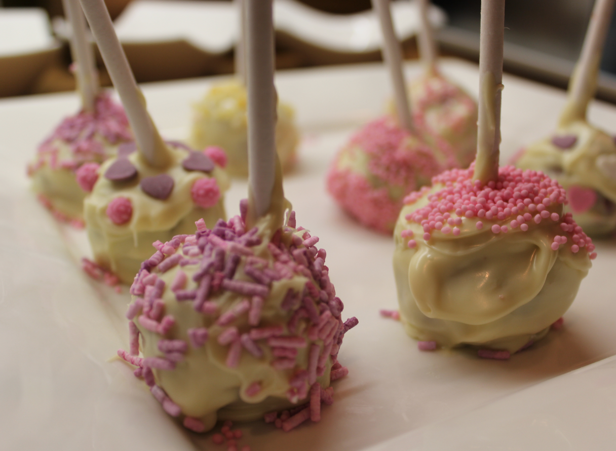 Start practicing your heart-melting cake pops’ recipe for Valentine’s ...