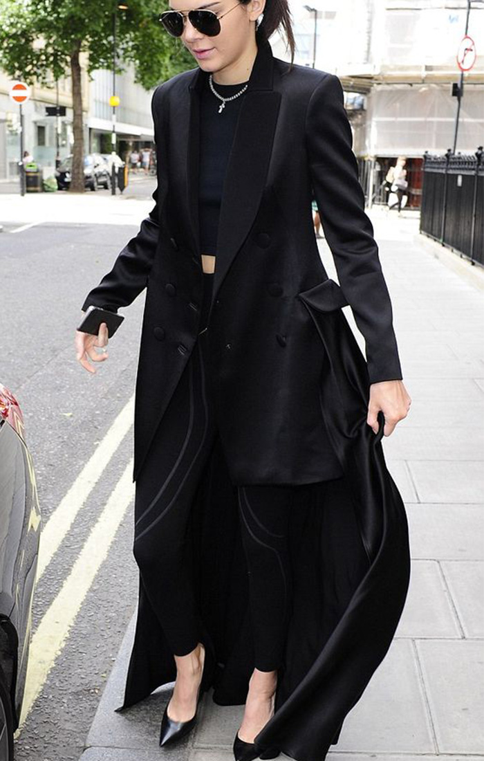 Black Maxi Jacket Kendal Jenner - Style Guide to Lighter Layering