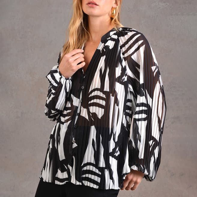 Ro & Zo Black/White Pleated Button Blouse